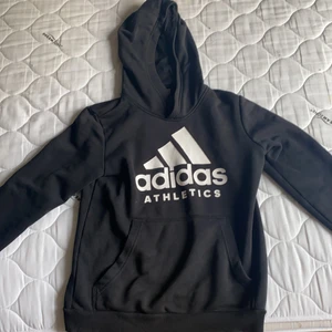 Adidas - Säljer denna Adidas tröja då den aldrig kommer till användning, tröjan är i braskick 