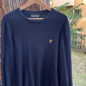Lyle & Scott pullover.  - Bomulls pullover från Lyle & Scott, ser blå ut på bilden men är svart. Använd men i fint skick, inga skavanker eller fläckar. Pris kan diskuteras, måste hämtas idag PGA flytt.