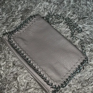 Helt ny Tiamo väska - Säljer min grå/beiga Tiamo väska då den aldrig blivit använd. Nypris var 500;-, frakt tillkommer