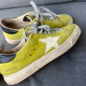 Golden goose - Säljer mina golden goose sneakers pga utav lite för små, storlek 37 men passar även 36✨💚✨💚 köpta på Nathalie Schuterman för 4000kr , säljer för 500kr skriv för fler bilder 