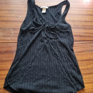 Linne knyte - Svart linne med knytning fram. Storlek m. 15 kr. Samfraktar vid köp av flera varor för 66 kr ❣📦