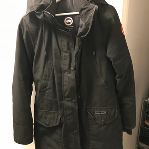 Canasta Goose jacka, Victoria  - Äkta Canada goose jacka i modellen Victoria. Säljer den för 4000kr. Ord pris 11899. Haft i 2 år, ingen päls finns med. 