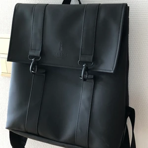 Rains ryggsäck - Superfin ryggsäck från Rains. Är vattentålig, har gott om utrymme och är i mycket bra skick. Använd få gånger.