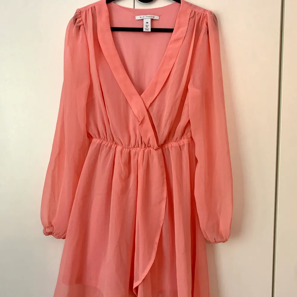 Superfin korallrosa klänning i luftigt material!🌼 Frakt tillkommer😊. Klänningar.