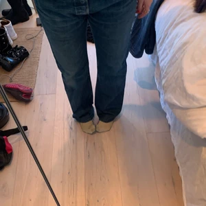 Levis jeans - levis jeans💕Killmoddel men funkar för tjejer!! sitter snyggt på mig som vanligt vis har 38-40 💕Säljer då de ej kommer till användning🥰 Säljer för 400kr+frakt 79🥰Storlek w34 L32 passar någon i längden som är 168-175🥰annars kan man självklart klippa eller så