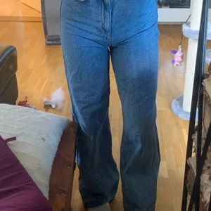 Blå jeans från Zara - Blå byxor ifrån Zara. Kommer ej till användning längre 💖 frakt ingår inte i priset