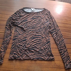 Brun zebra - Tröja storlek l. 15 kr. Samfraktar vid köp av flera varor för 66 kr 💕❣