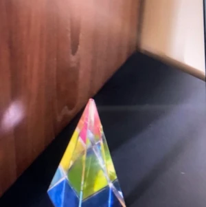 Inredningen  - Ett  liten glasställ jätte fint men har TYVÄRR inte plats med det !🥺 tycker det är jätte fint! Kan snacka om priset 