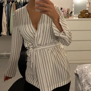 Vit randig skjorta  - Använd ett fåtal gånger💕