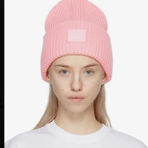 Acne mössa - Säljer nu min acne mössa! Har inte använt den så mycket så man ser inga märken på att den är begangnad😍 köparen står för frakt! HÖGSTA BUD 510