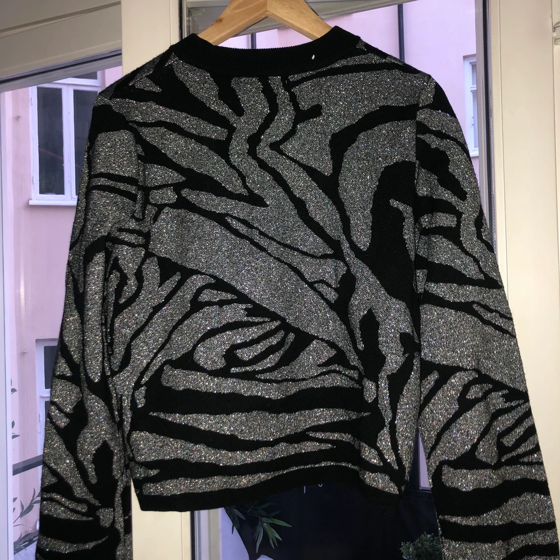 Stickad tröja med coolt mönster. - 90