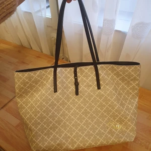 Mellan  - väska  Malene Birger i utmärkt skick