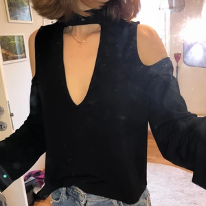 Superfin tröja med detaljer - En tröja med fina detaljer som gör den extra speciell. Tröjan har även lite längre vida armar och knäppa baktill i nacken. 