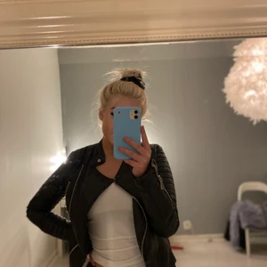 Skinnjacka från chiquelle stl 34  - Fin skinnjacka med oäkta skinn tyvärr har den ett hår bak på ryggen med armhålan, dvs priset. Du står för frakten☺️💕