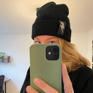 Mössa med reflexdetalj - Mössa med liten reflexdetalj! Varm och nästan oanvänd. Perfekt till vintern! Frakt ingår i priset! One size och unisex🤩