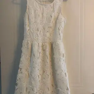 Super fin men ändå lite cool vit klänning som endast är använd 1-2 ggr som skolavslutningsklänning. Väldigt bra skick.