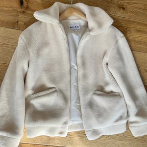 Teddyjacka  - Beige teddyjacka från NAKD (slutsåld) som är använd 3 gånger, super bra skick men kommer inte till användning! 