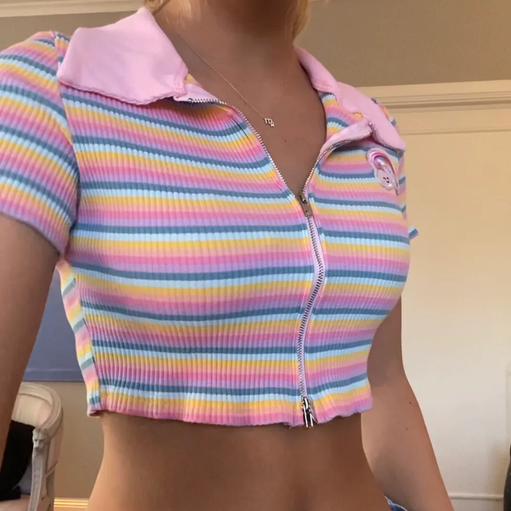 Världens sötaste croptop! Säljer min regnbågsfärgade topp med dragkedja, aldrig använd. Storlek XS. Skriv för mer bilder! Skickar gärna⚡️. Yläosat.