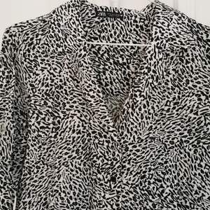 Svart/vit leopardmönstrad skjorta från Zara. Storlek S, lös passform. Köparen står för frakten, kan även hämtas i Malmö! 