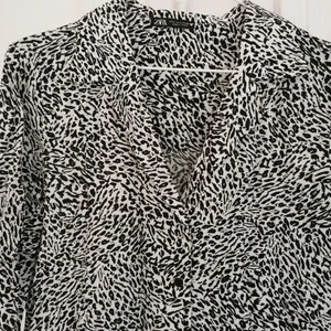 Leopardmönstrad skjorta Zara strl S - Svart/vit leopardmönstrad skjorta från Zara. Storlek S, lös passform. Köparen står för frakten, kan även hämtas i Malmö! 