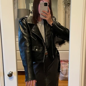 Skinnjacka - Köpte hem fel, trodde detta var Zaras skinnjacka men den är från bikbok. Dock var den väldigt fin ändå men säljer den till nån som kommer ha mer användning kanske ❤️ SOM NY