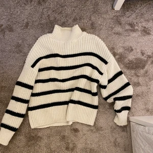 Stickad tröja  - Super fin stickad tröja som passar perfekt nu till hösten! Använd fåtal gånger då jag inte riktigt passade i den😌😌