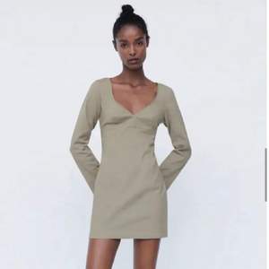 Super snygg klänning från zara, aldrig använd med prislapp kvar✅ säljer pga att den sitter lite tajt på mig💓 nypris 359kr (liten i storlek)