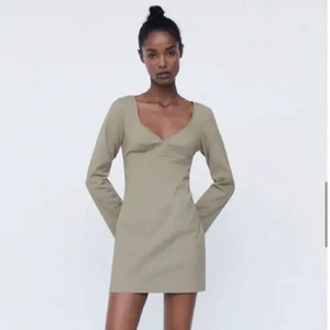 Klänning - Super snygg klänning från zara, aldrig använd med prislapp kvar✅ säljer pga att den sitter lite tajt på mig💓 nypris 359kr (liten i storlek)