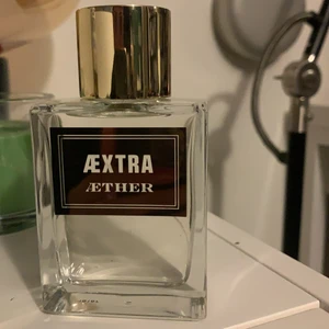 Parfym - Råkade av misstag köpa två av samma parfym. Den är aldrig använd och helt ny. Köpt för 1215kr. Unisexdoft från Aerther. 