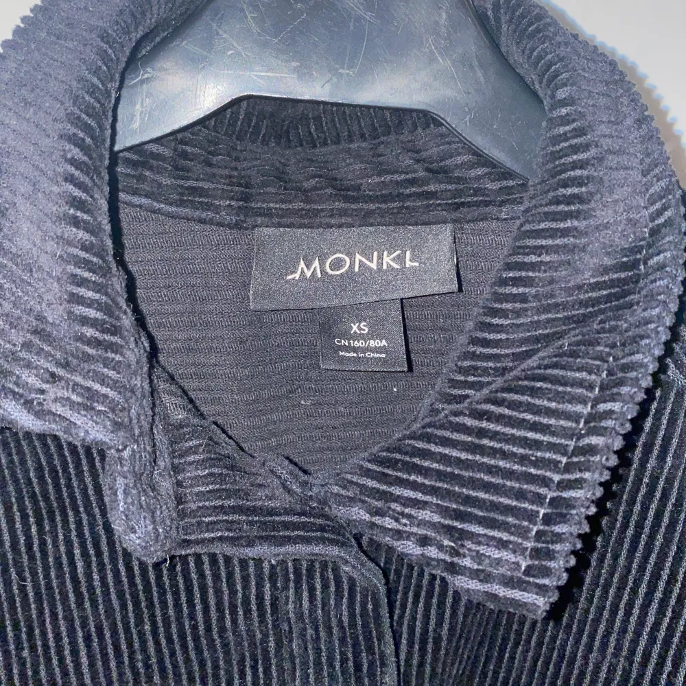 Manchester skjortjacka, mörkblå/svart från MONKI. Storlek XS, sparsamt använd . Skjortor.