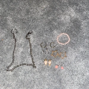 Accessoarer  - En kedja eller vad man ska kalla det man kan ha på sina jeans och lite örhängen och ett armband fint skick.     Hämtas bara i Eslöv