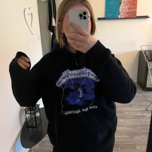 Metallica hoodie - Metallica hoodie med tryck både fram och bak. Storlek XL från herravdelningen. Säljs för 100kr och köparen står för frakten⚡️⚡️