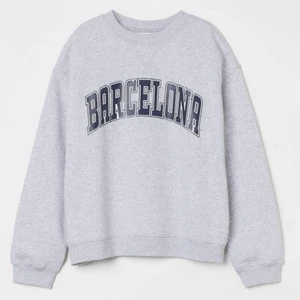 Sweatshirt 💓💓 - Näsan helt ny, använd men väldigt få gånger. Jag själv har storlek S i kläder men det är storlek M i denna tröjan, den är väldigt skön och snygg. Nypris 200kr mitt pris 120kr + frakt. Men priset kan diskuteras.