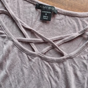 Tröja urringning  - Tunn vanlig tröja med detaljerad urringning. 10 kr.Samfraktar vid köp av flera varor för 66 kr 🌸❣📦