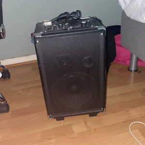 En högtalare  - Jag säljer denna högtalaren på grund av att jag inte ändvänder den 