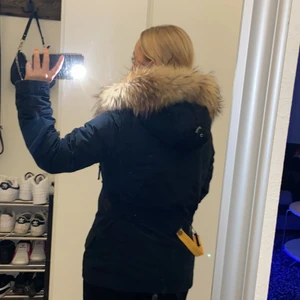 Parajumper jacka - Jättefin Parajumper jacka❣️ Pälsen är ju helt otrolig!! Jag är 1.55 så den är lite stor på mig. Den är i storlek S. 