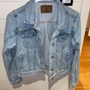 Ljusblå jeansjacka, storlek 38 (M) - Hej! Jag säljer denna riktigt snygga jeans jacka! Jag vet inte exakt vart den kommer ifrån faktiskt. Knappt använd❤️ skulle säga att den passar de som vanligtvis har xs/s också för den är rätt liten i storlek