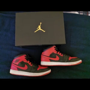 Nike air Jordan 1 mid  - Knappt använda Jordans i storlek 43. Köpta på jd sports i Sthlm. Nypris 1750. Säljes för 1000kr