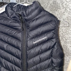 PeakPerformance väst XS - Säljer pga att jag inte tycker den passar mig stilmässigt så har inte använt den så mycket, så västen är i bra skick! Lägg gärna ett bud privat:)