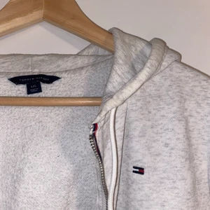 Hoodie Tommy Hilfiger - Hoodie/kofta från Tommy Hilfiger. Storlek L men passar även M och S om oversize önskas. Nypris 799kr