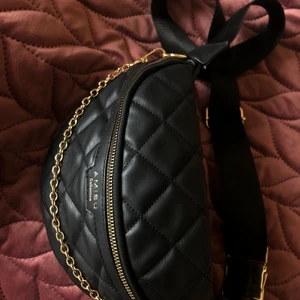 New Yorker - Säljer nu min väska från new yorker som bara tar plats, använde den 1 gång i sommras så den är i nyskick 