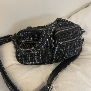 Noella väska - INTRESSEKOLL💋 funderar på att sälja min älskade noella väska i coolaste mönstret! Den kommer tyvärr inte till så mycket användning längre och jag skulle säga att den är i toppskick utan några brister!❤️ buda! 