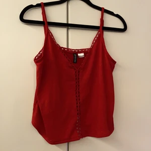 Rött linne - Rött linne från hm. Står storlek xs men skulle säga att den är en stor xs så skulle passa en S också (justerbara band)💕