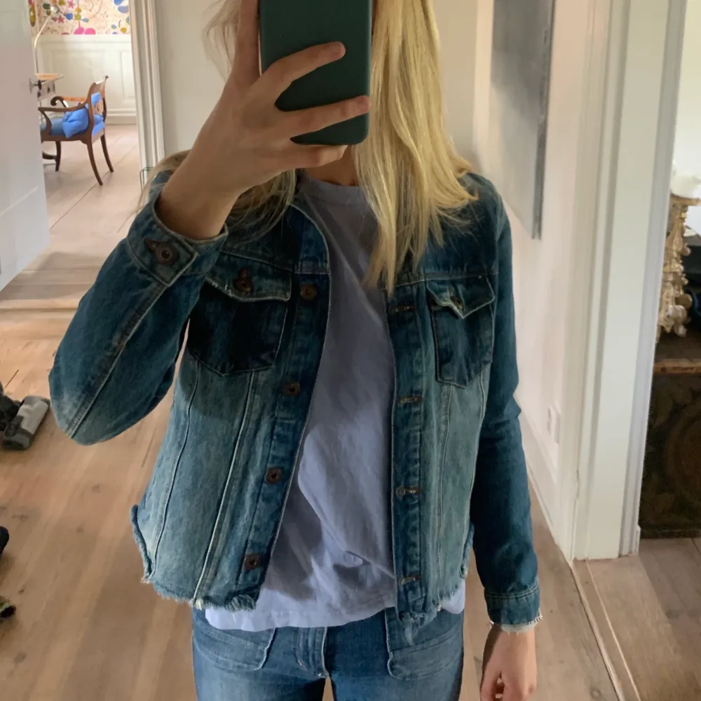 Cool jeansjacka från Les Coyotes de Paris. Väldigt användbar och cool med trycket på ryggen. Lite kortare i modellen. Den är i barnstorleken 14 men skulle säga att den är som en liten xs. Frakt tillkommer💗😍☺️💘. Jackor.