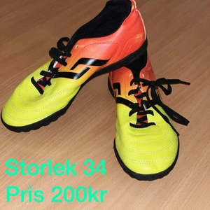 Idrott skor - Köpte från Intersport använd Bara på idrottshallen Nästan helt ny