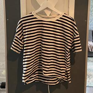 Snygg vit och mörkblå randig t-shirt ifrån Zara! Den är i storlek S och aldrig använd!😙