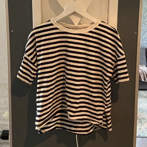 Randig t-shirt  - Snygg vit och mörkblå randig t-shirt ifrån Zara! Den är i storlek S och aldrig använd!😙