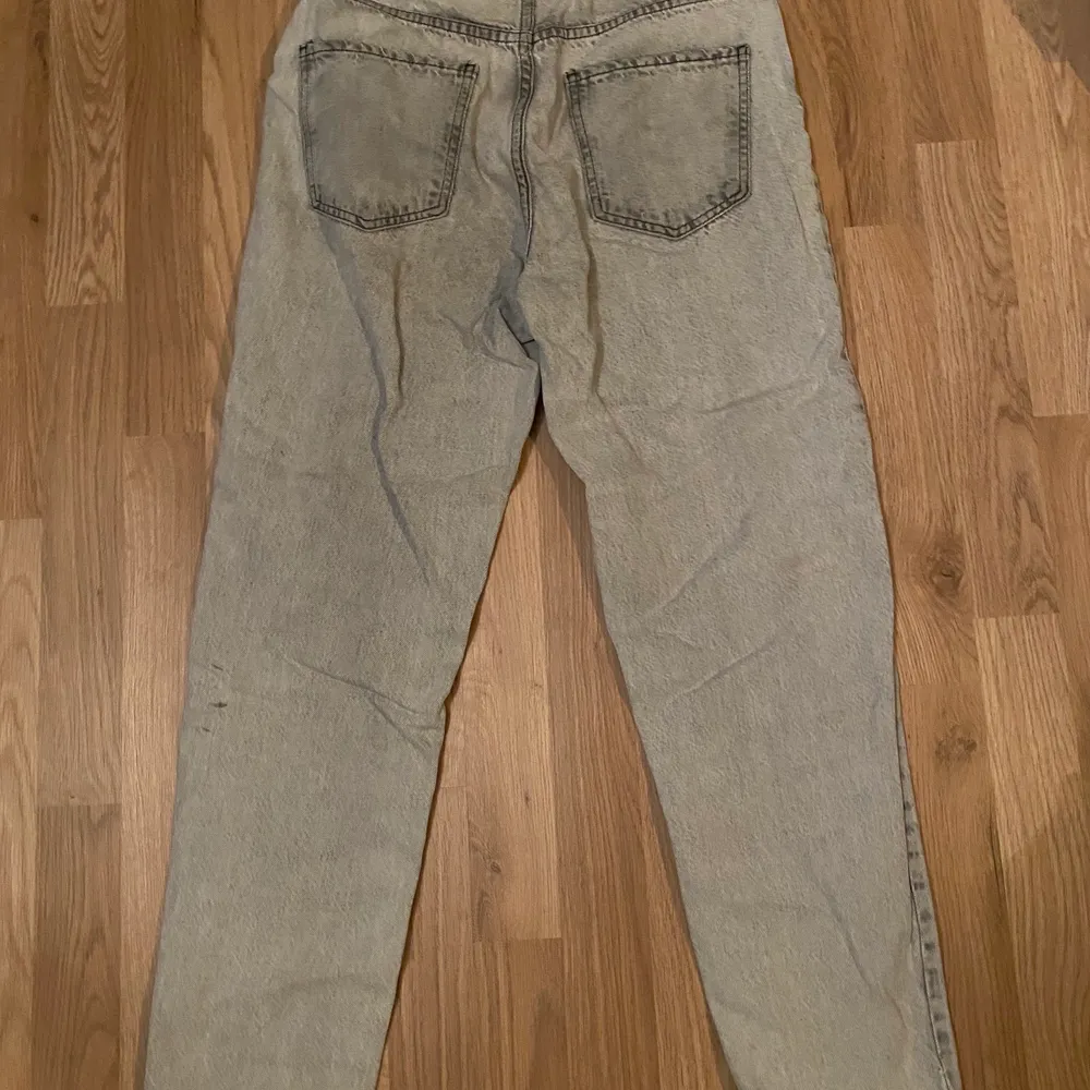 Säljer ett par ljusa jeans ifrån Gina tricot i storlek S, använd fåtal gånger men är i fint skick. . Jeans & Byxor.