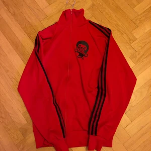 Zip up - Säljer denna snygga zip up tjocktröjan i storlek XL. Väldigt frän men den har aldrig kommit till användning. Möts upp i sthlm city💯