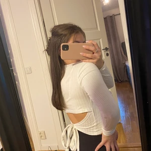 Tröja  - Jättefin vit tröja med öppen rygg🥰 storlek s 